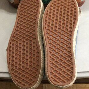 NWT. Canvas Authentic Espadrille